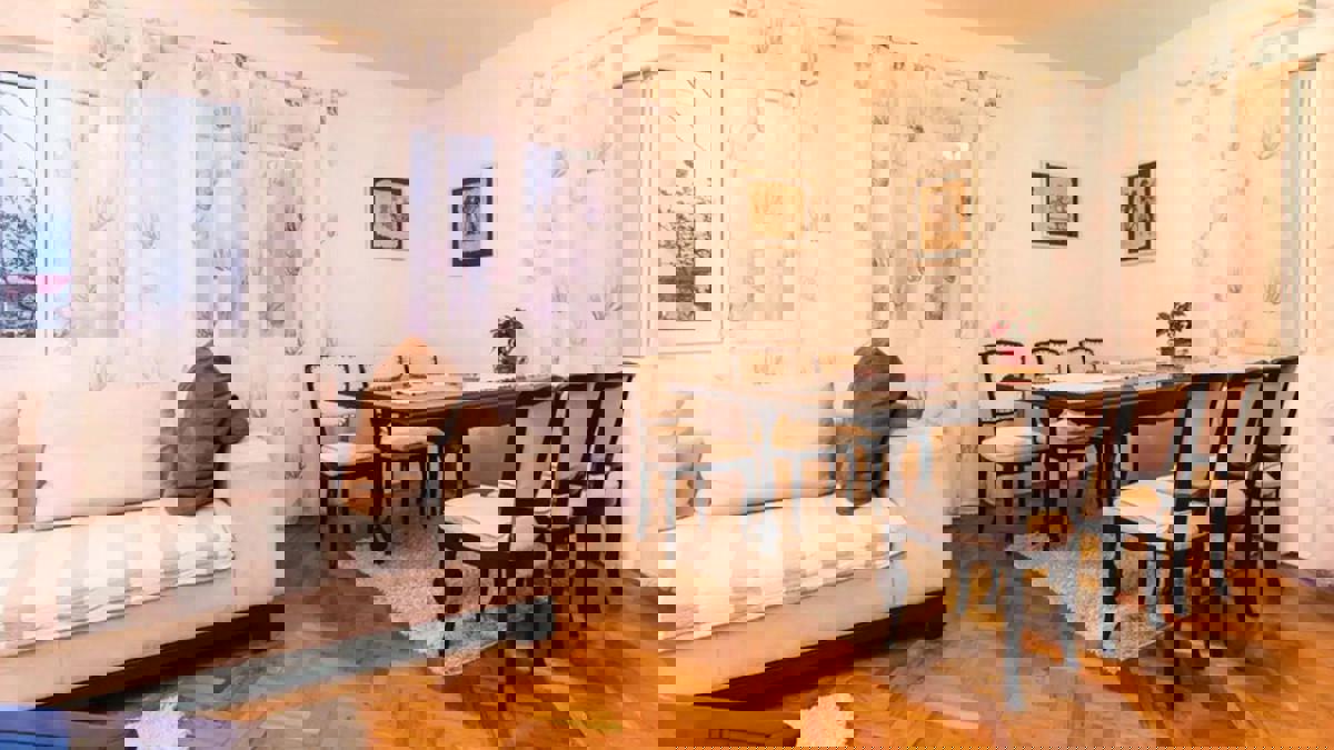 Casa con appartamenti con piscina