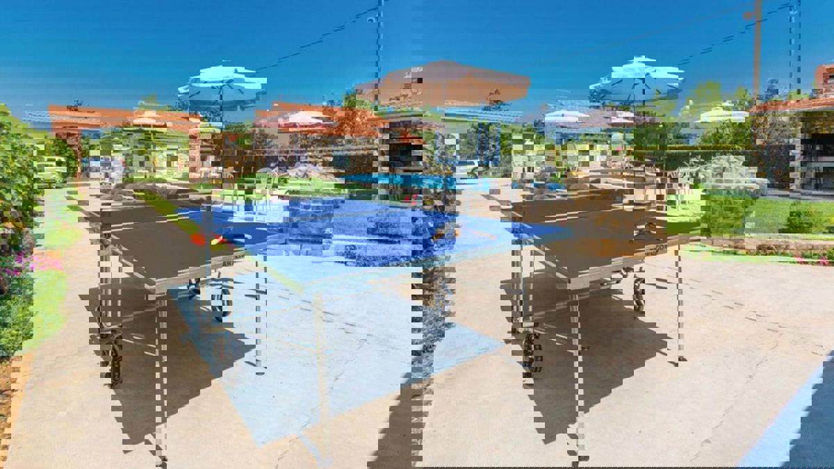 Casa con appartamenti con piscina