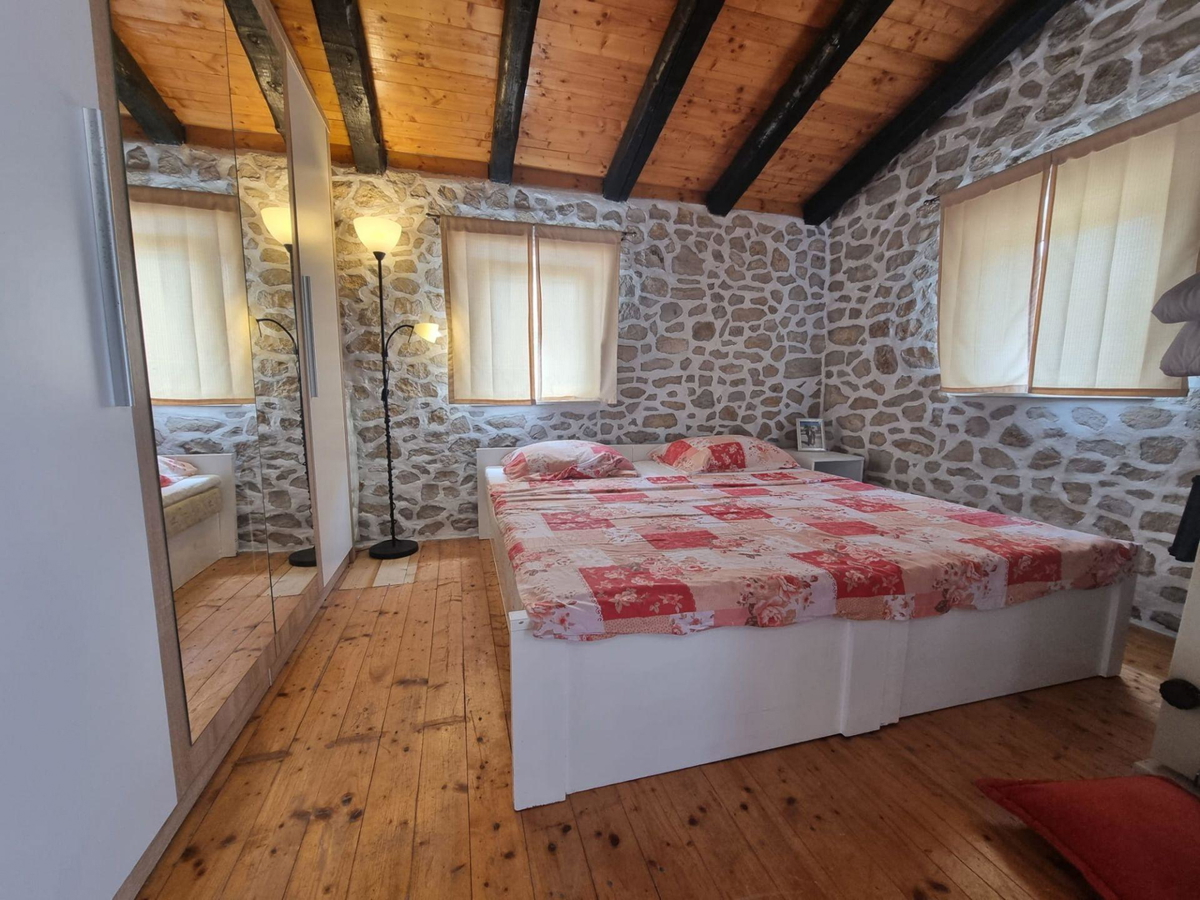 Casa con appartamenti con piscina