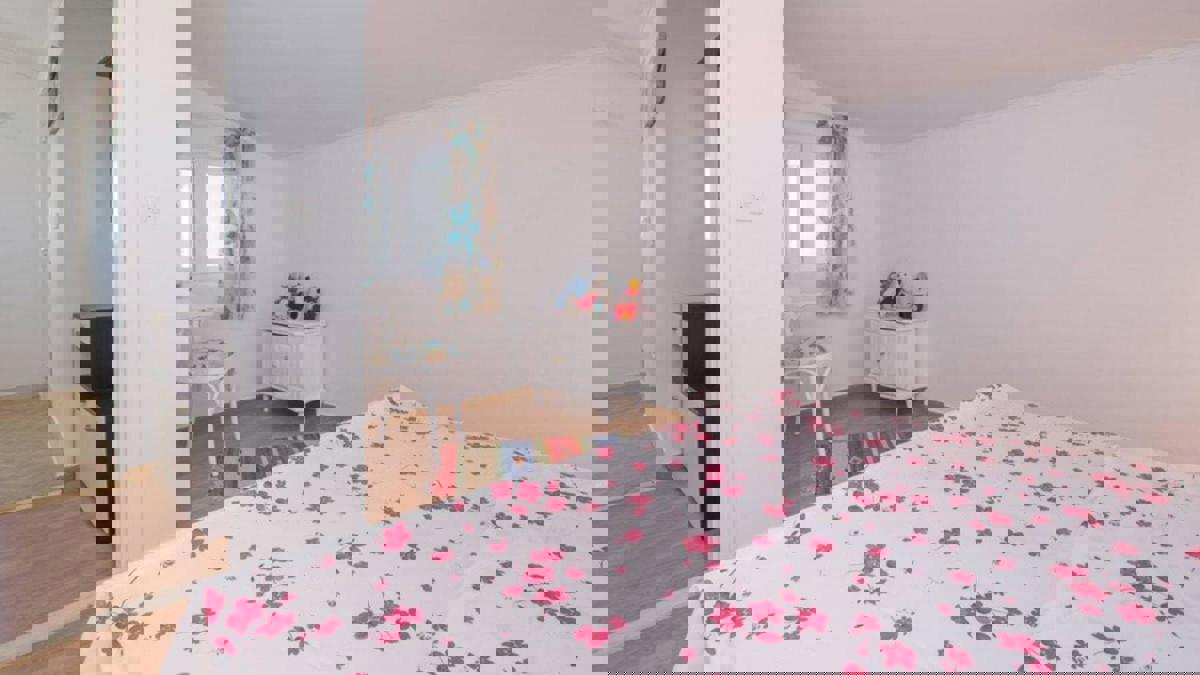 Casa con appartamenti con piscina