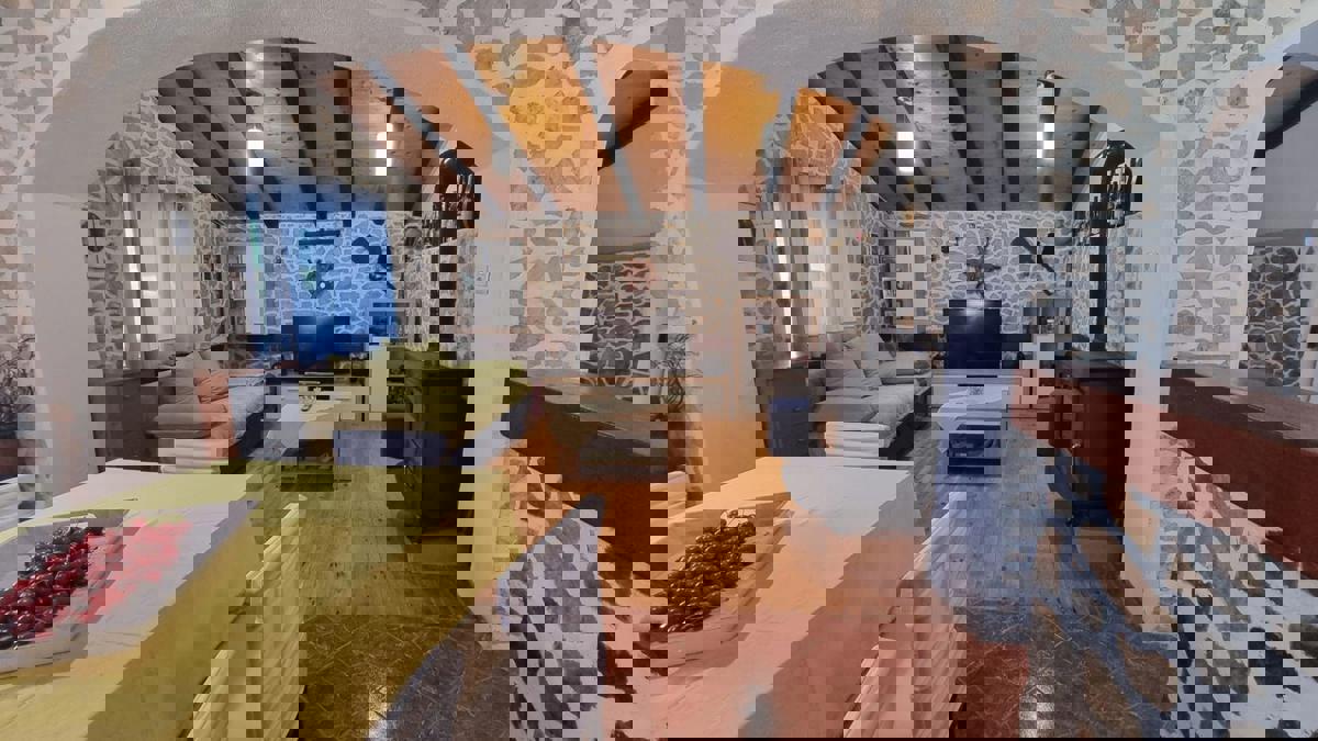 Casa con appartamenti con piscina