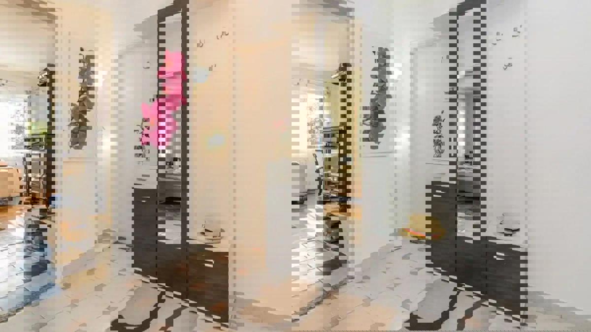 Casa con appartamenti con piscina