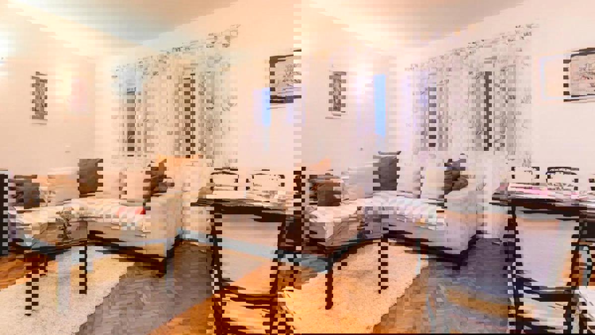 Casa con appartamenti con piscina