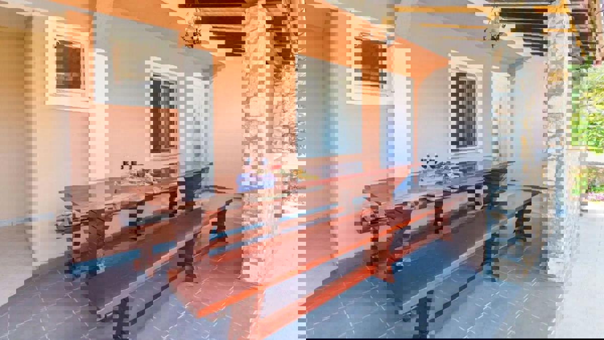 Casa con appartamenti con piscina