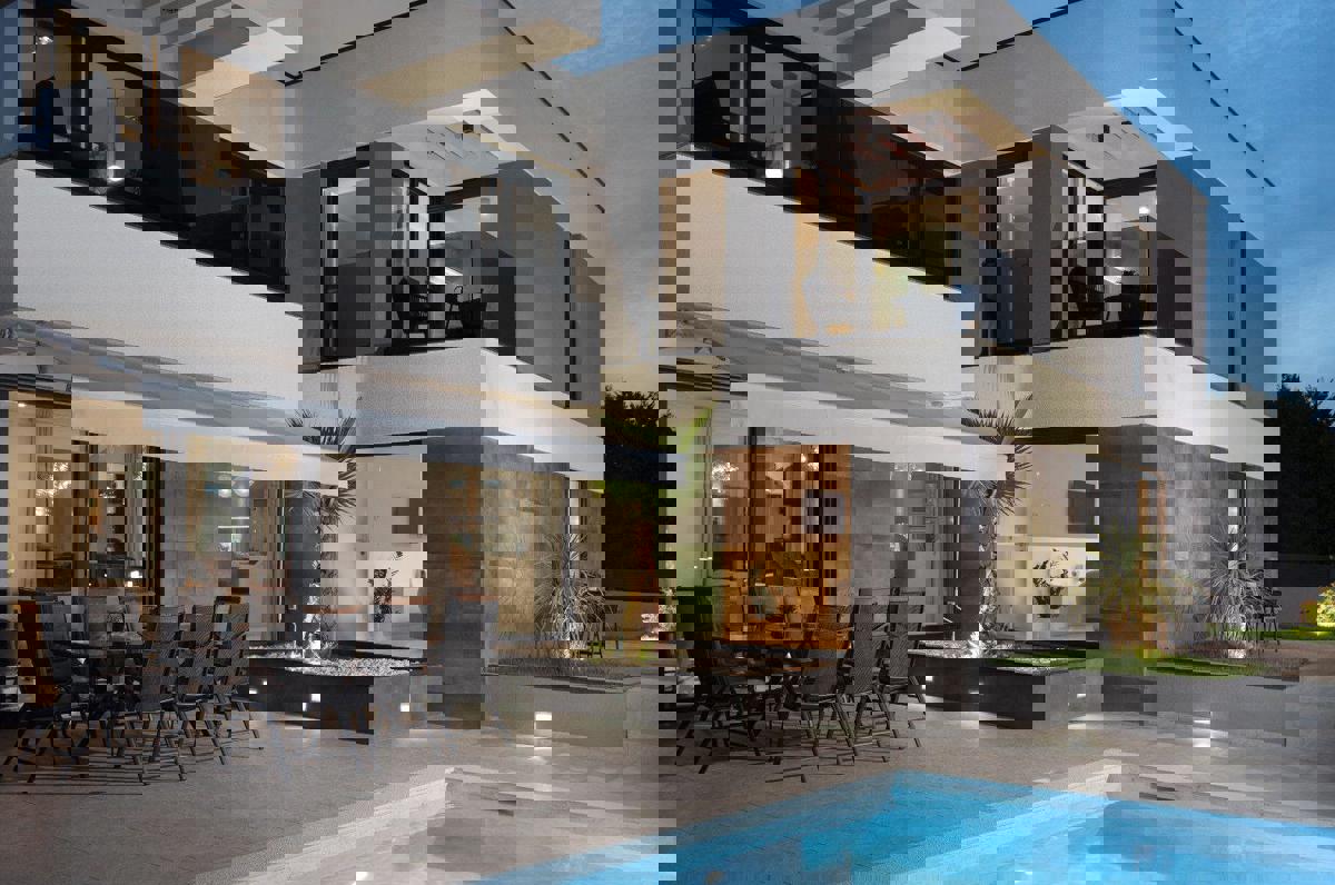 Ampia villa moderna in posizione tranquilla