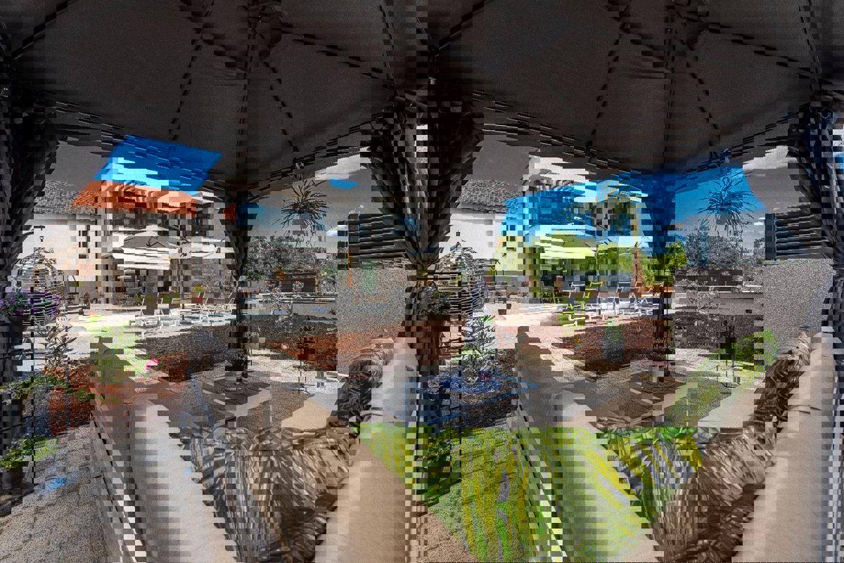 Ampia villa moderna in posizione tranquilla