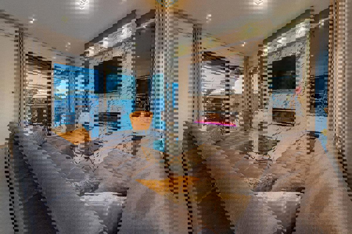 Ampia villa moderna in posizione tranquilla