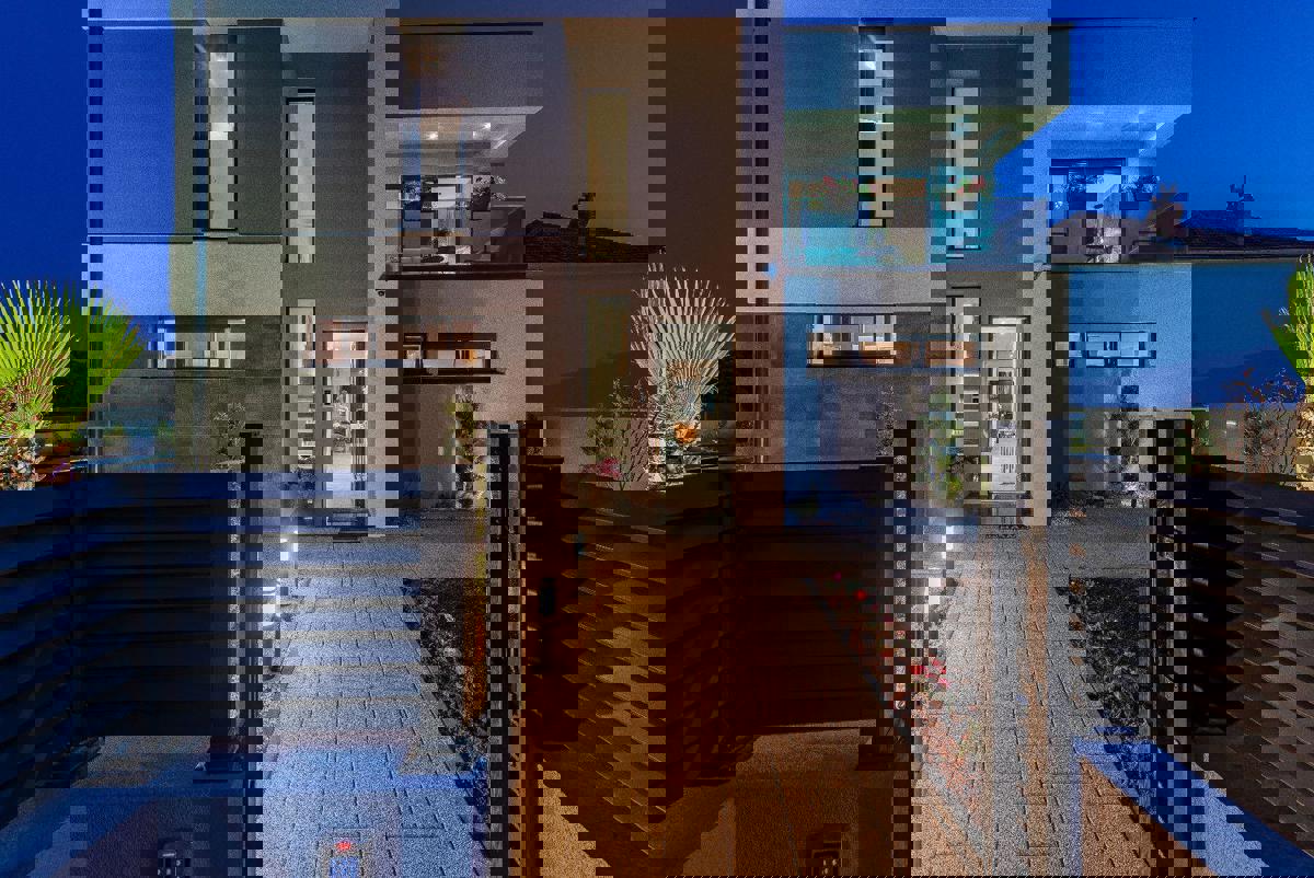 Ampia villa moderna in posizione tranquilla