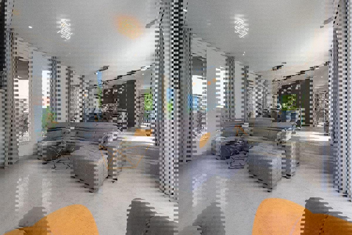 Ampia villa moderna in posizione tranquilla