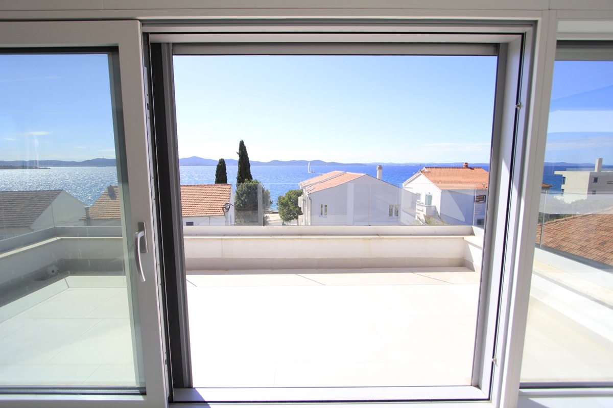 Appartamento di lusso su due piani con 4,5 vani, terrazza sul tetto e vista mare