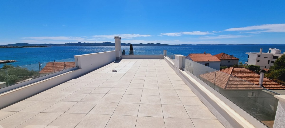 Appartamento di lusso su due piani con 4,5 vani, terrazza sul tetto e vista mare