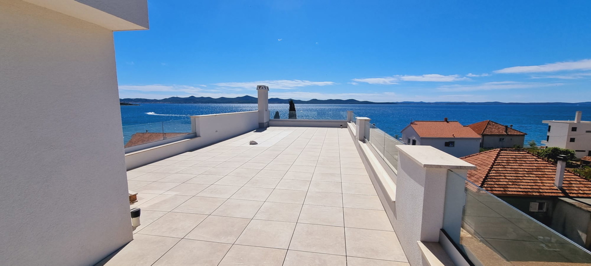 Appartamento di lusso su due piani con 4,5 vani, terrazza sul tetto e vista mare