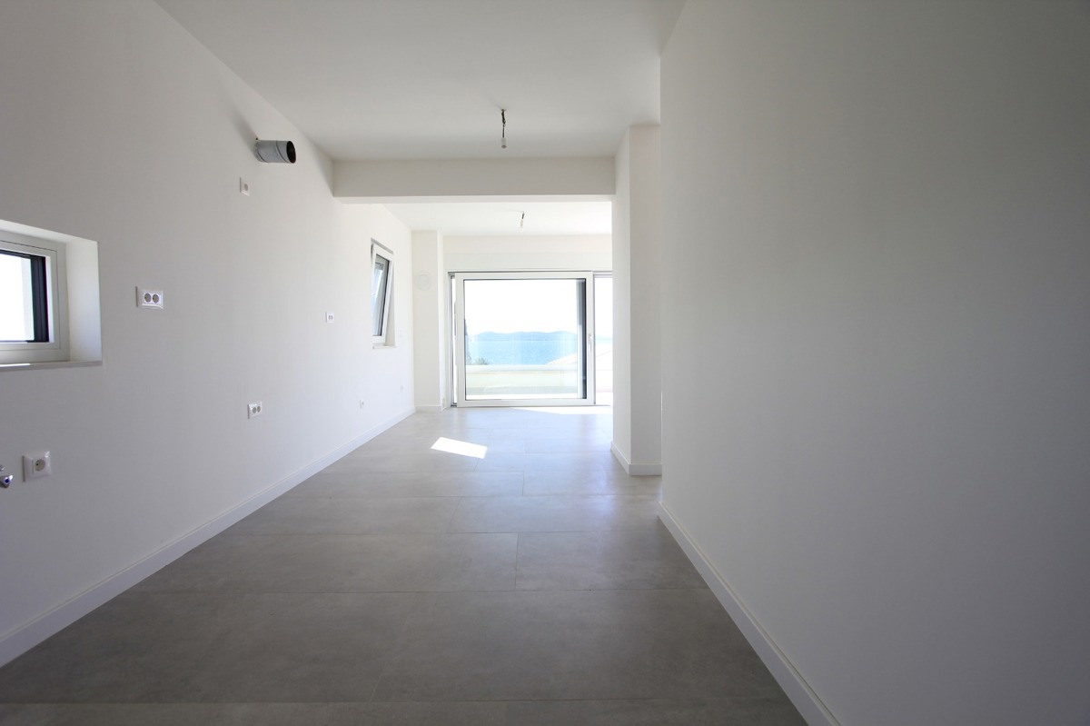 Appartamento di lusso su due piani con 4,5 vani, terrazza sul tetto e vista mare