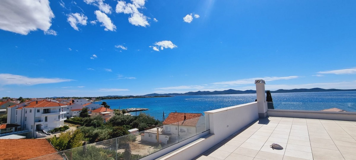 Appartamento di lusso su due piani con 4,5 vani, terrazza sul tetto e vista mare