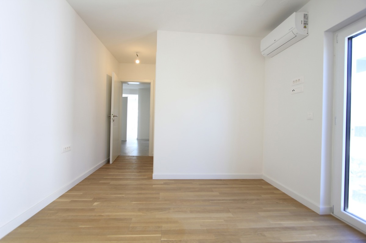 Appartamento di lusso su due piani con 4,5 vani, terrazza sul tetto e vista mare