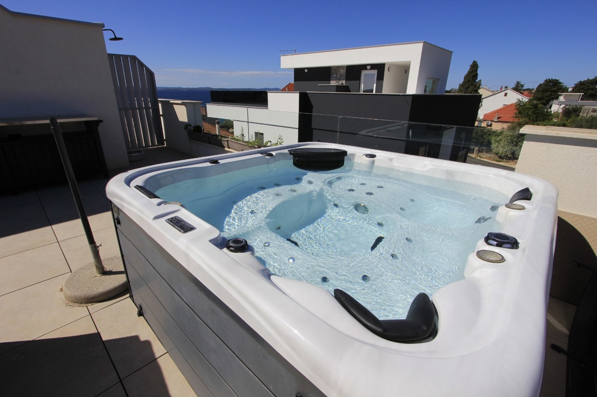 Appartamento di lusso su due piani con 4,5 vani, terrazza sul tetto e vista mare