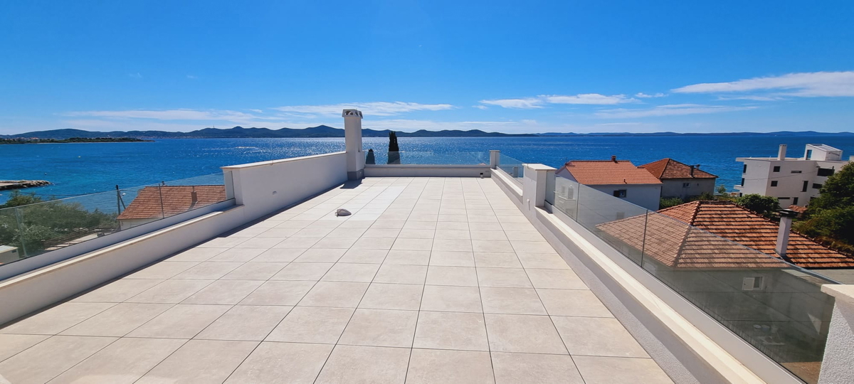 Appartamento di lusso su due piani con 4,5 vani, terrazza sul tetto e vista mare