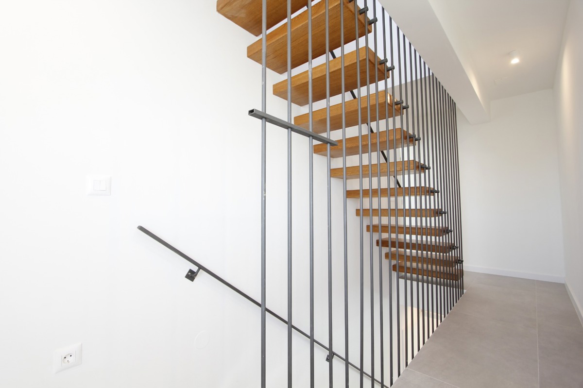 Appartamento di lusso su due piani con 4,5 vani, terrazza sul tetto e vista mare