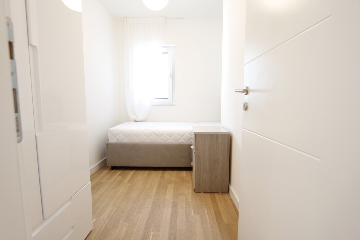 Appartamento di lusso su due piani con 4,5 vani, terrazza sul tetto e vista mare