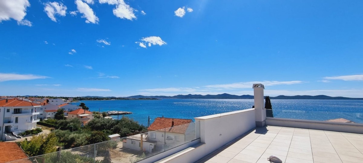 Appartamento di lusso su due piani con 4,5 vani, terrazza sul tetto e vista mare