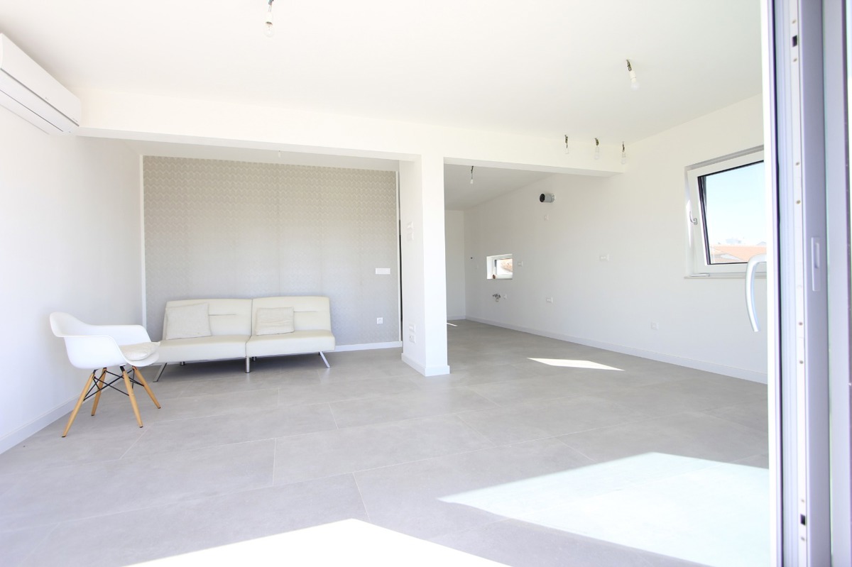 Appartamento di lusso su due piani con 4,5 vani, terrazza sul tetto e vista mare