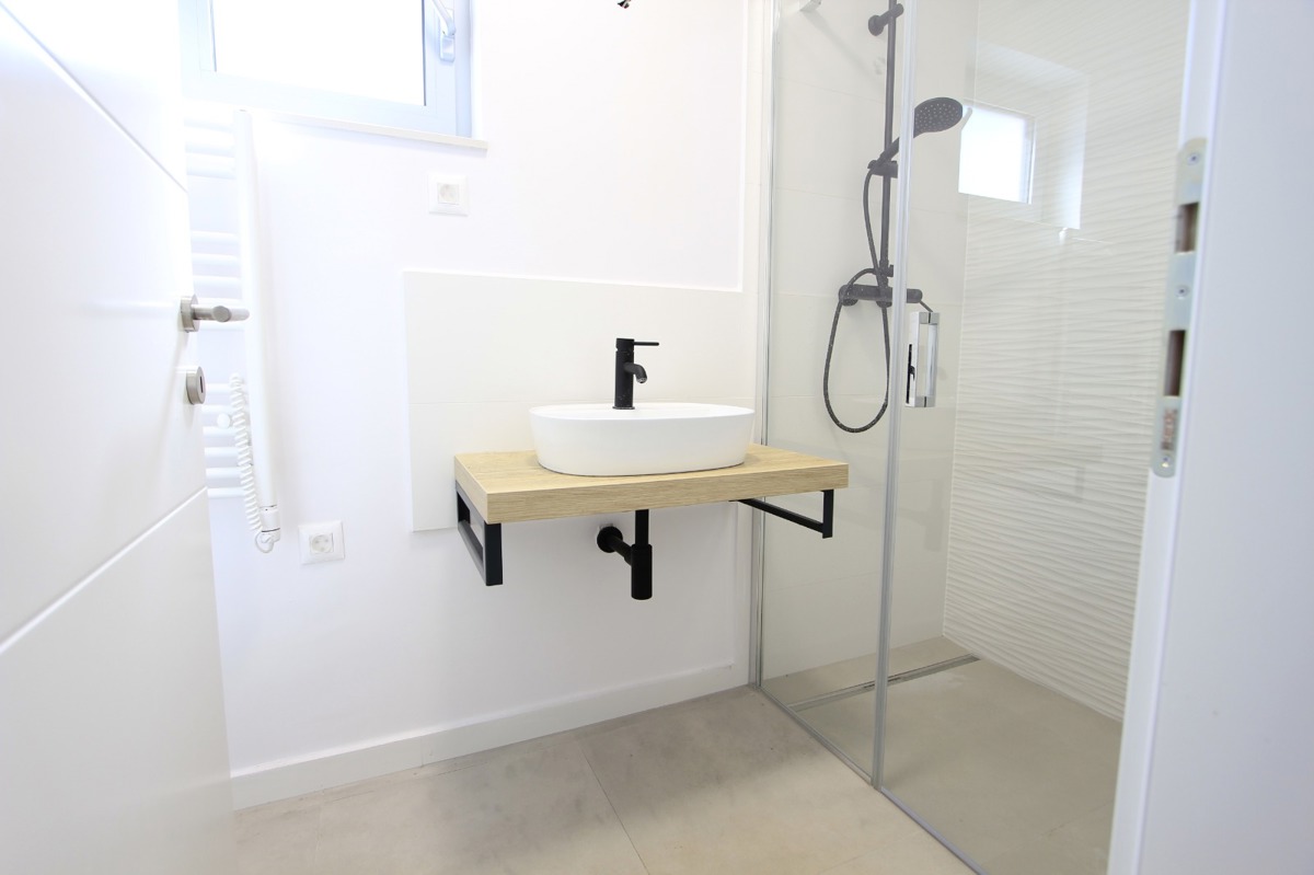 Appartamento di lusso su due piani con 4,5 vani, terrazza sul tetto e vista mare