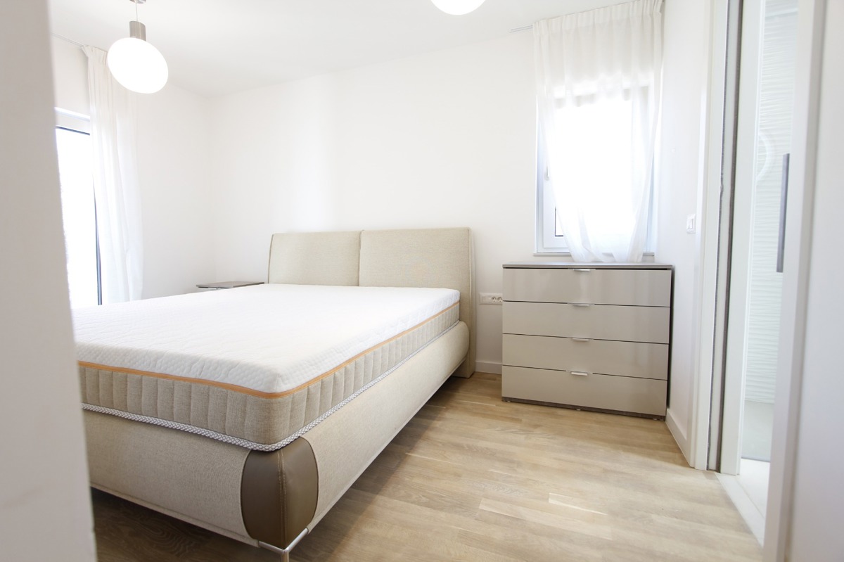 Appartamento di lusso su due piani con 4,5 vani, terrazza sul tetto e vista mare