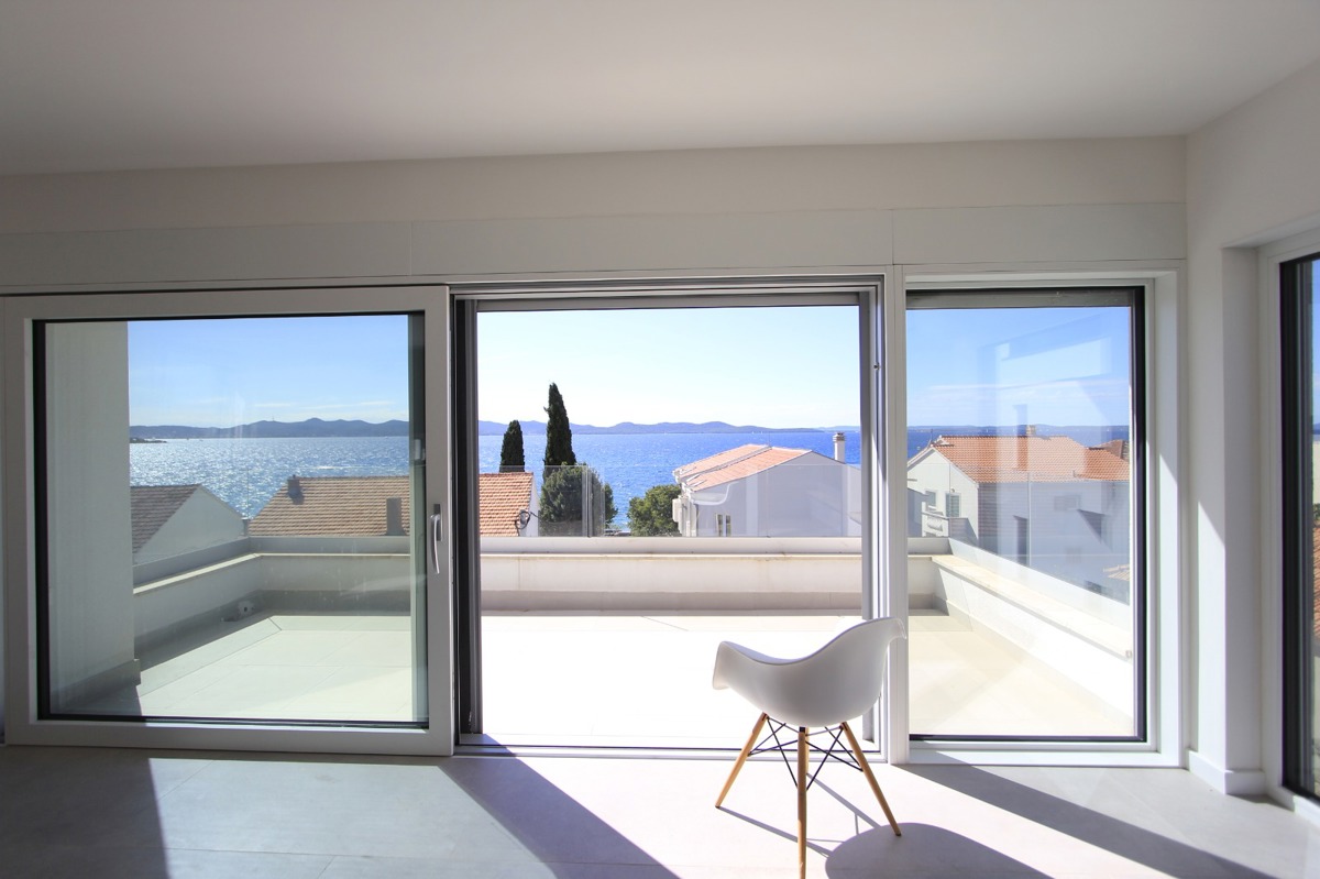 Appartamento di lusso su due piani con 4,5 vani, terrazza sul tetto e vista mare