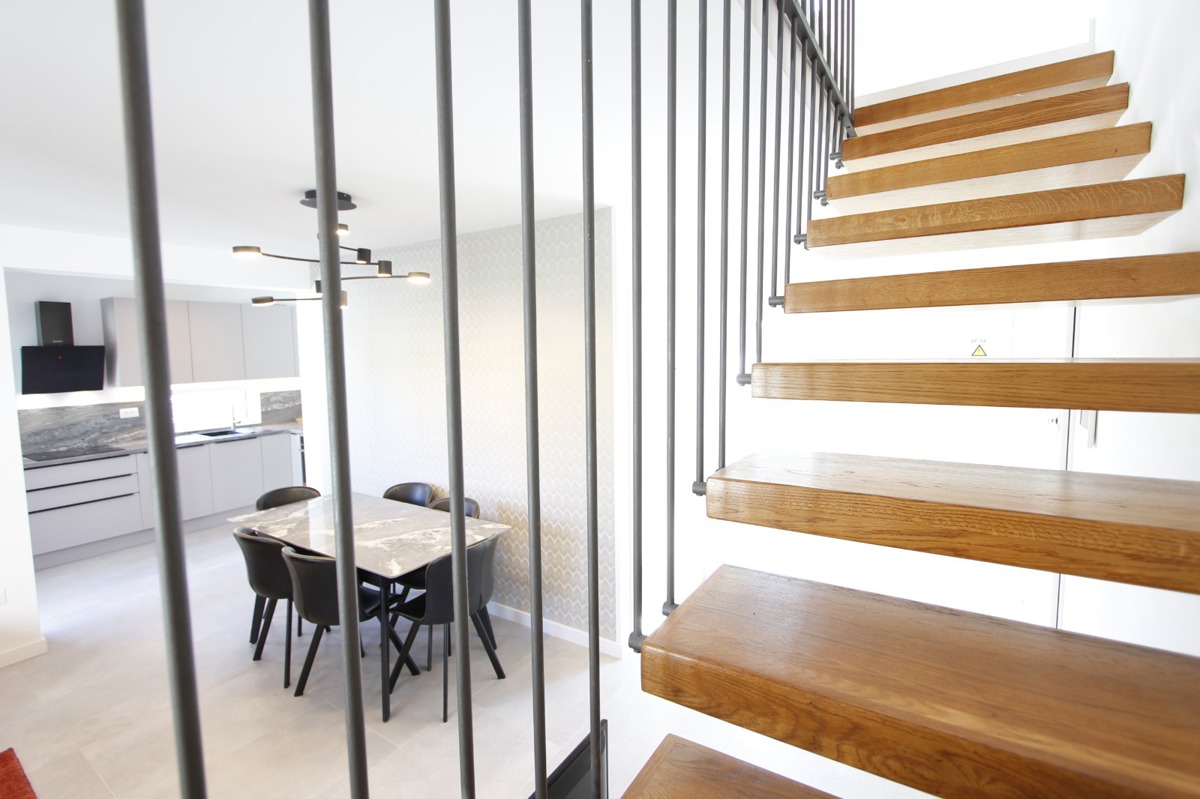 Appartamento di lusso su due piani con 4,5 vani, terrazza sul tetto e vista mare