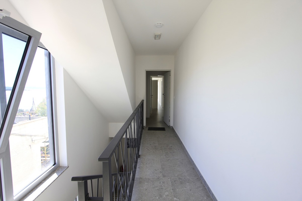 Appartamento di lusso su due piani con 4,5 vani, terrazza sul tetto e vista mare