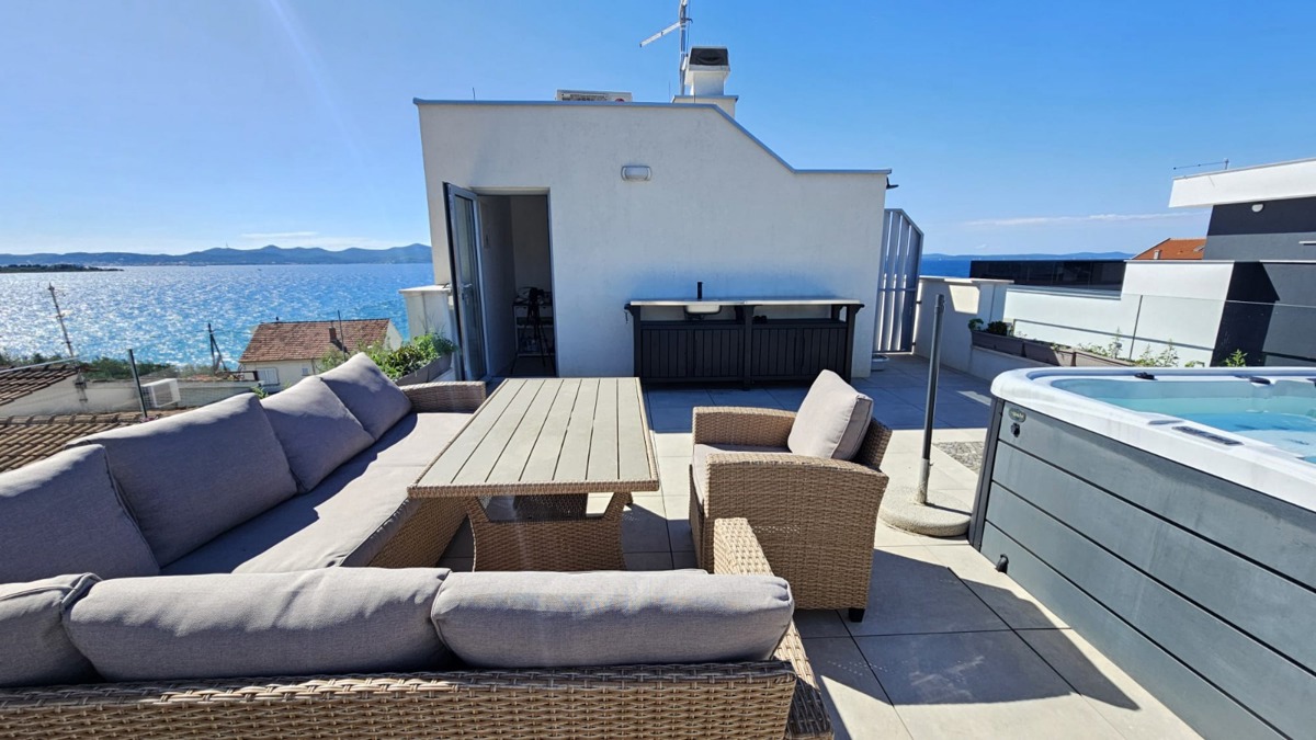 Appartamento di lusso su due piani con 4,5 vani, terrazza sul tetto e vista mare