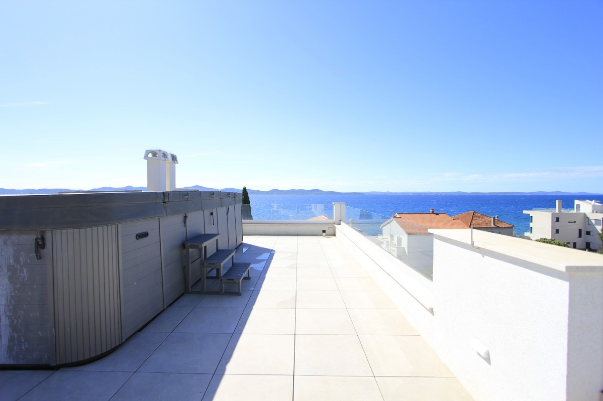 Appartamento di lusso su due piani con 4,5 vani, terrazza sul tetto e vista mare