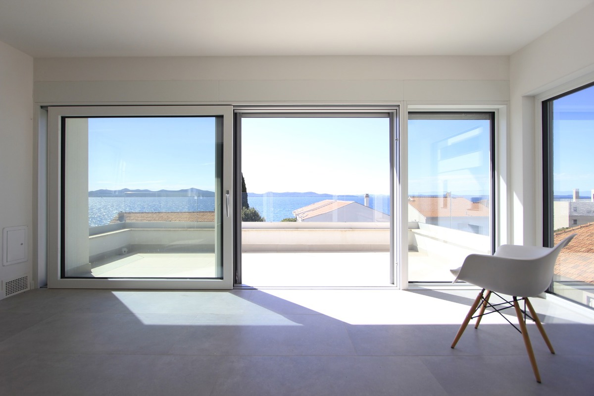 Appartamento di lusso su due piani con 4,5 vani, terrazza sul tetto e vista mare