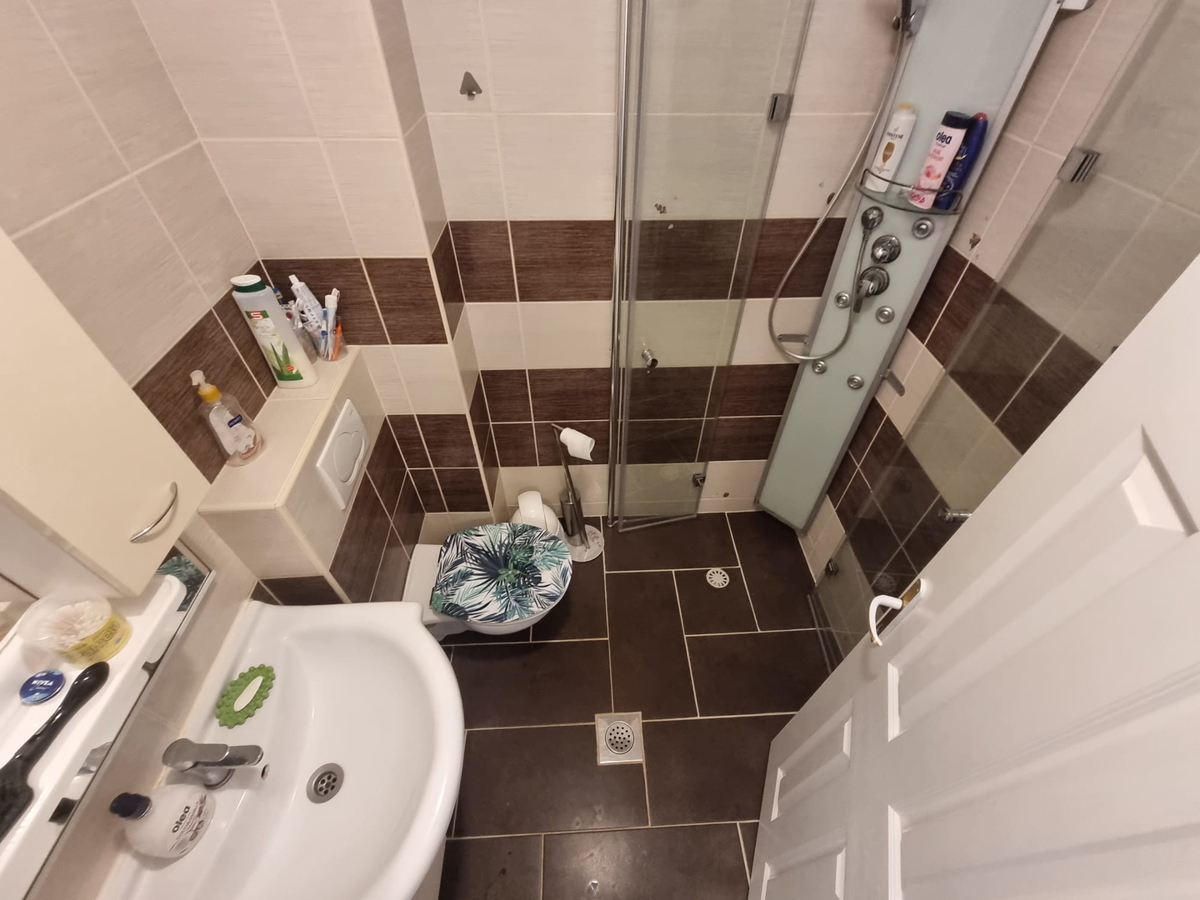 Investimento e vita sul mare: appartamento a Povljana con posto auto