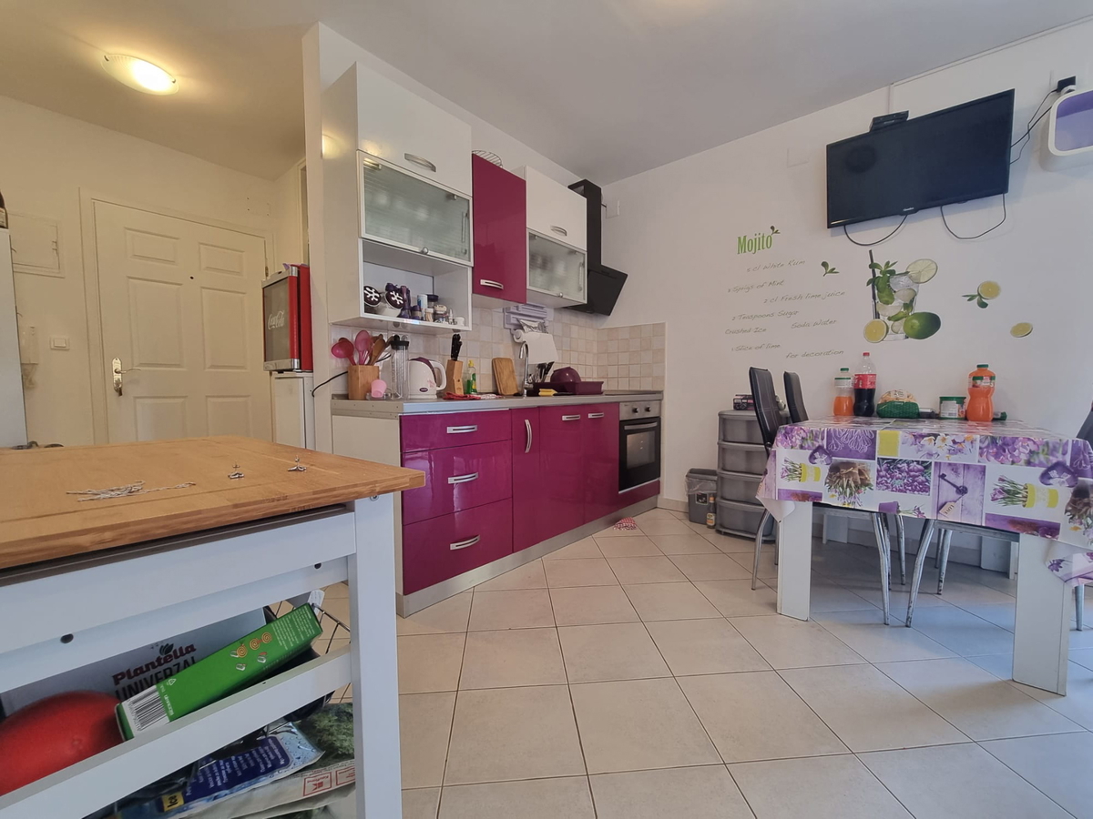 Investimento e vita sul mare: appartamento a Povljana con posto auto