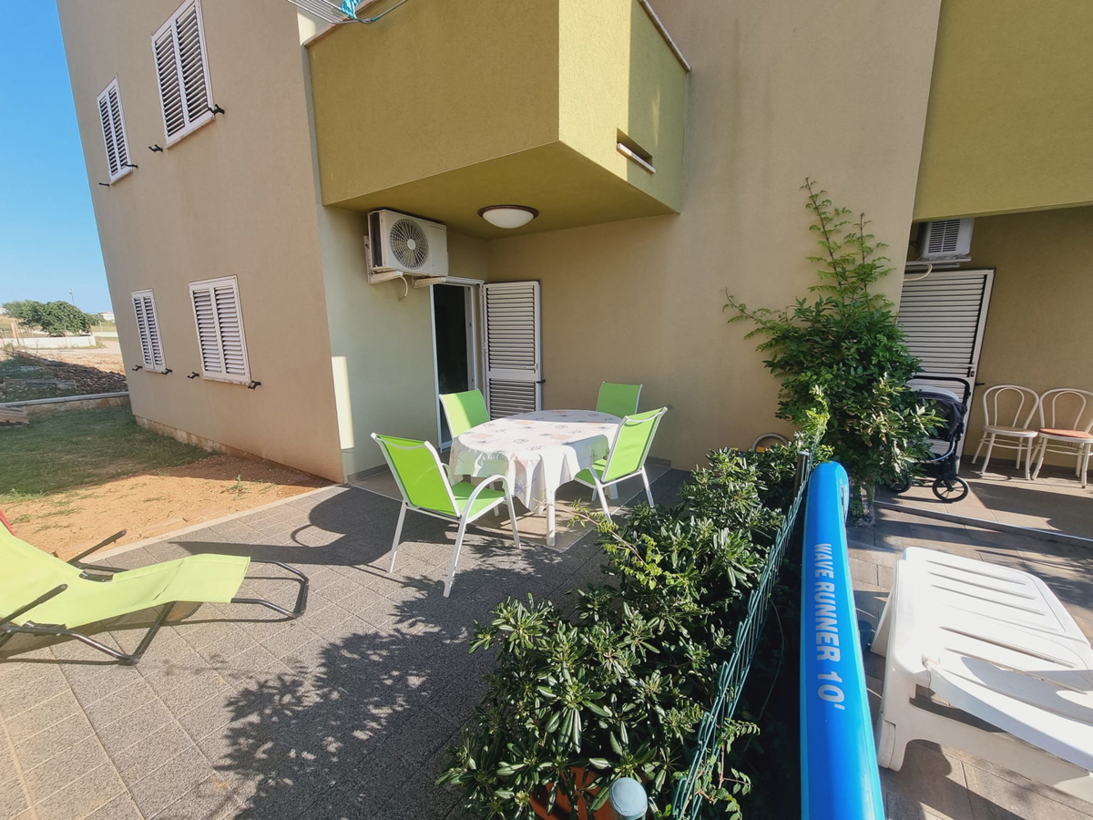 Investimento e vita sul mare: appartamento a Povljana con posto auto