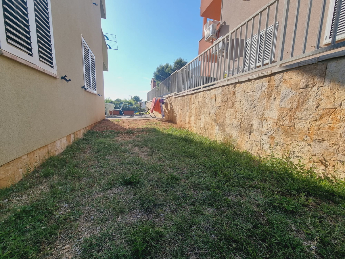 Investimento e vita sul mare: appartamento a Povljana con posto auto