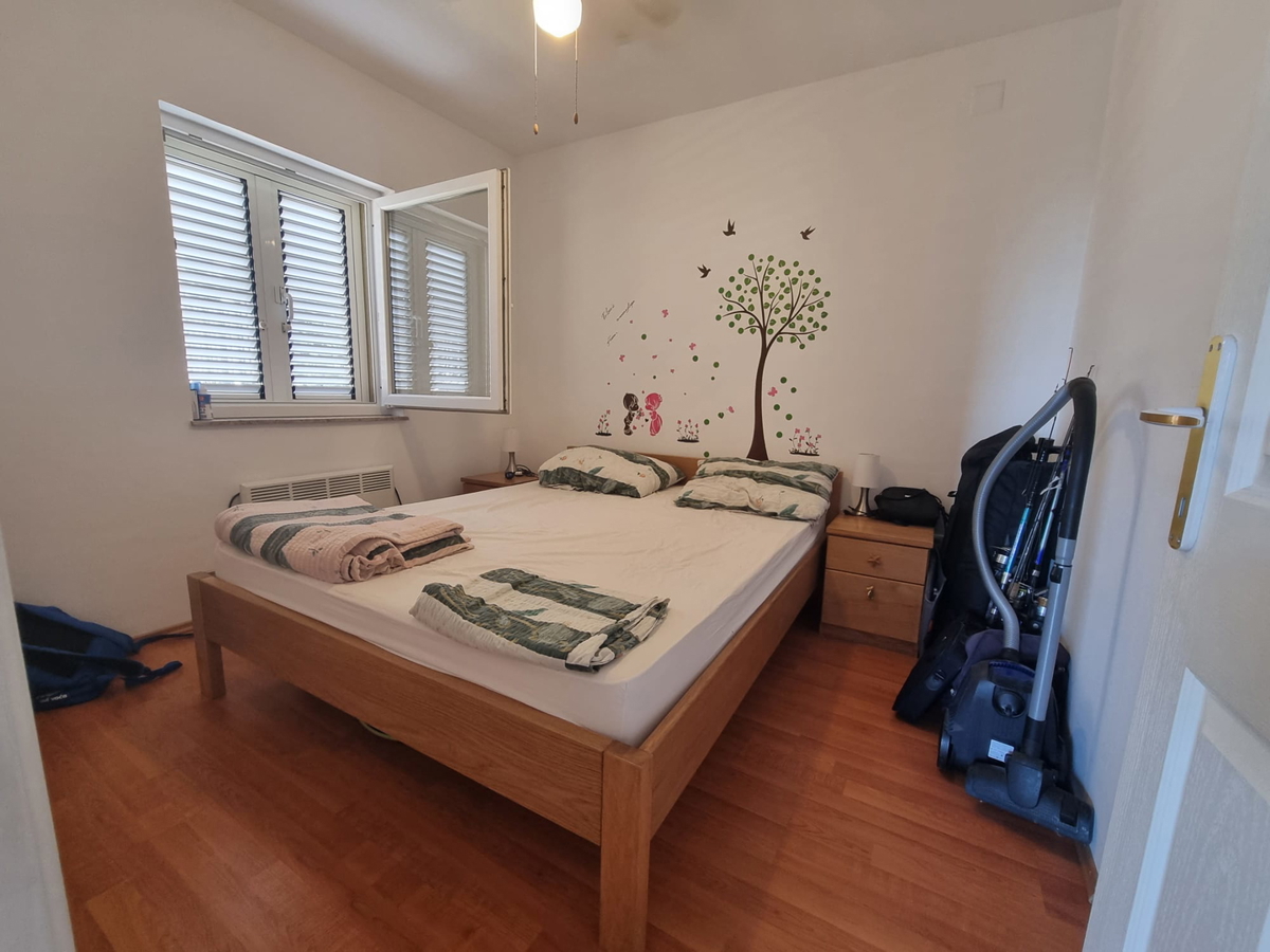 Investimento e vita sul mare: appartamento a Povljana con posto auto