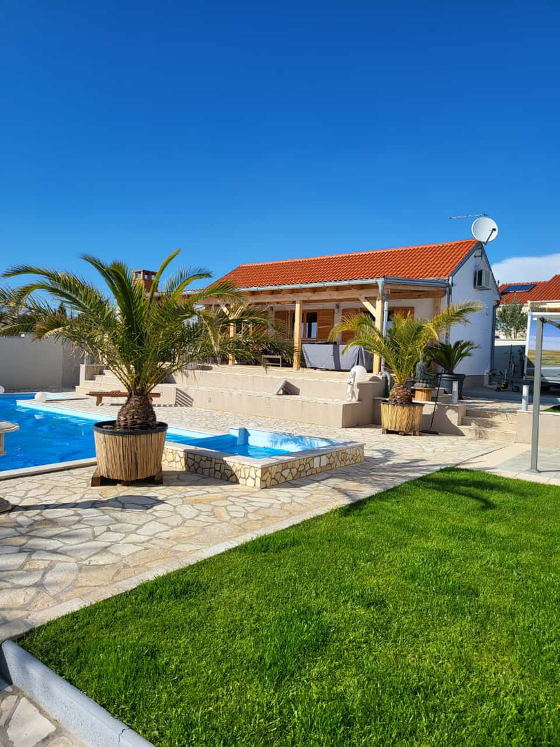 Villa con piscina e sauna vicino a Biograd – ampio giardino, potenziale turistico