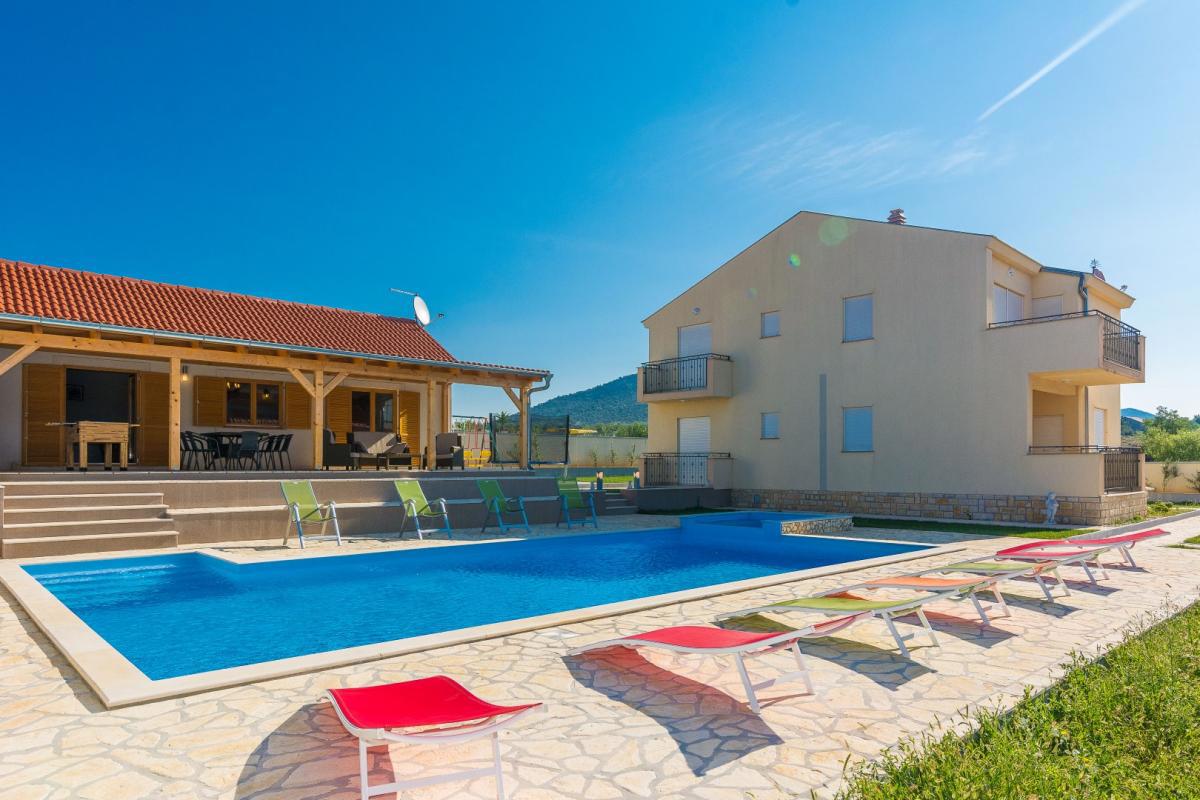 Villa con piscina e sauna vicino a Biograd – ampio giardino, potenziale turistico