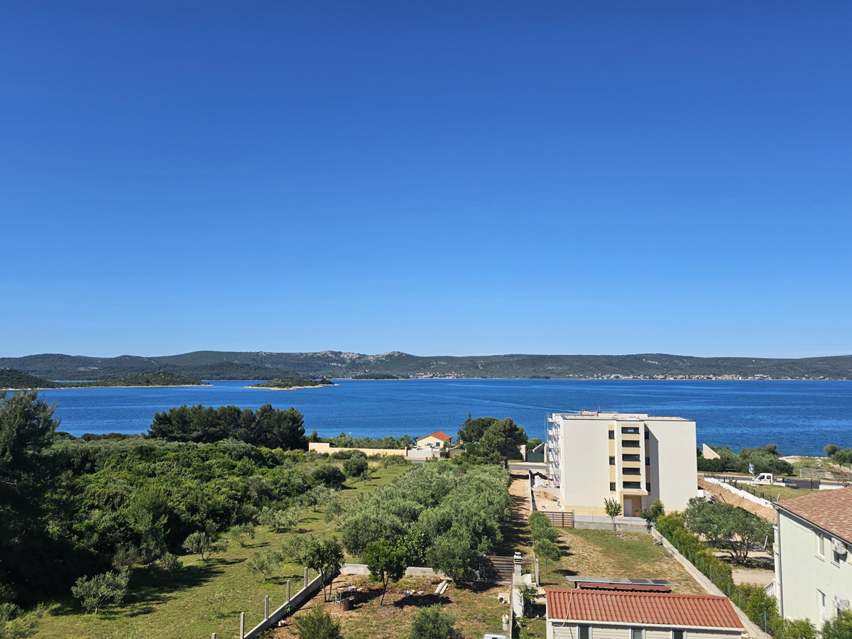 In vendita – appartamenti moderni con vista mare, a 80 m dalla spiaggia!