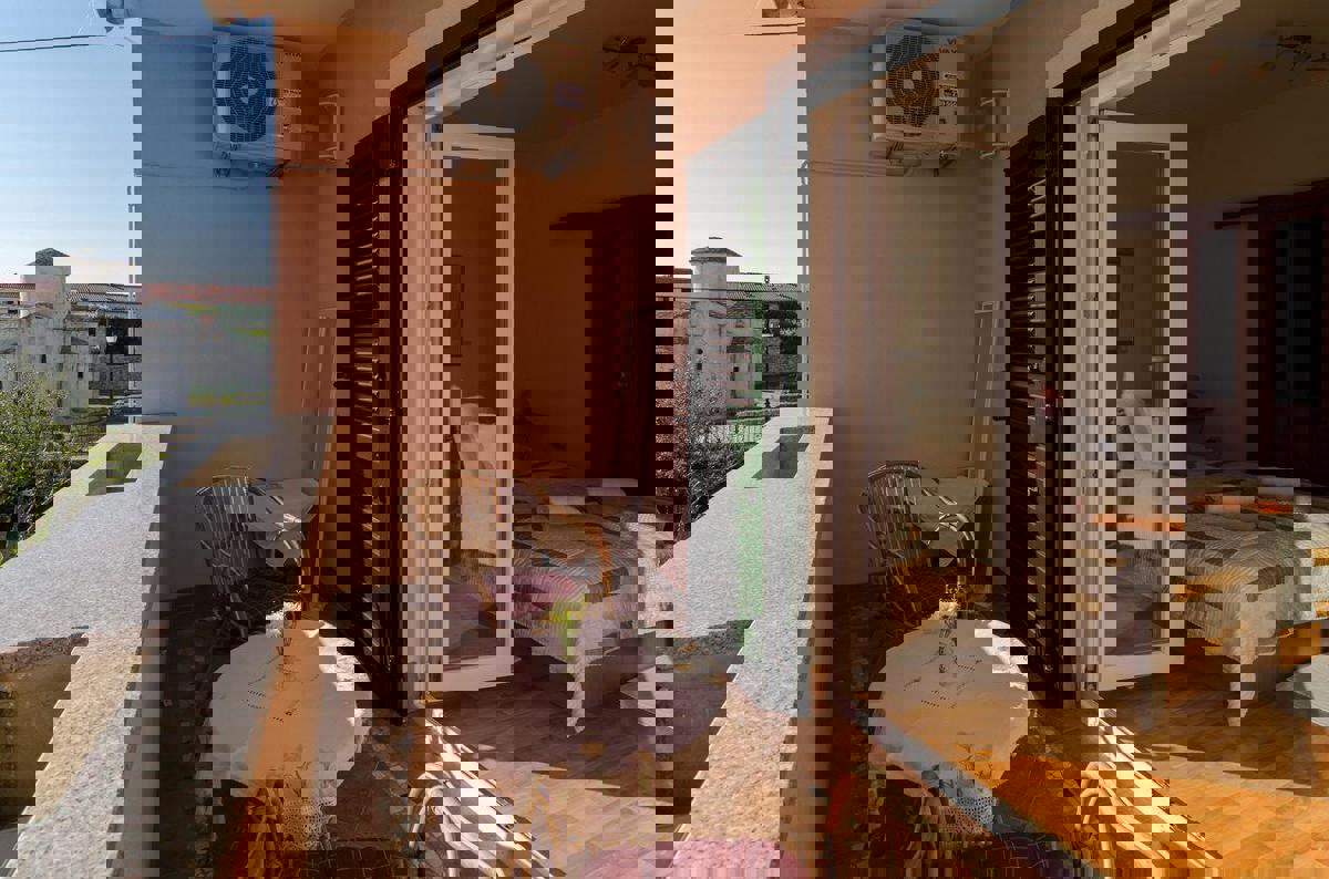 Nin centro - casa su un grande terreno