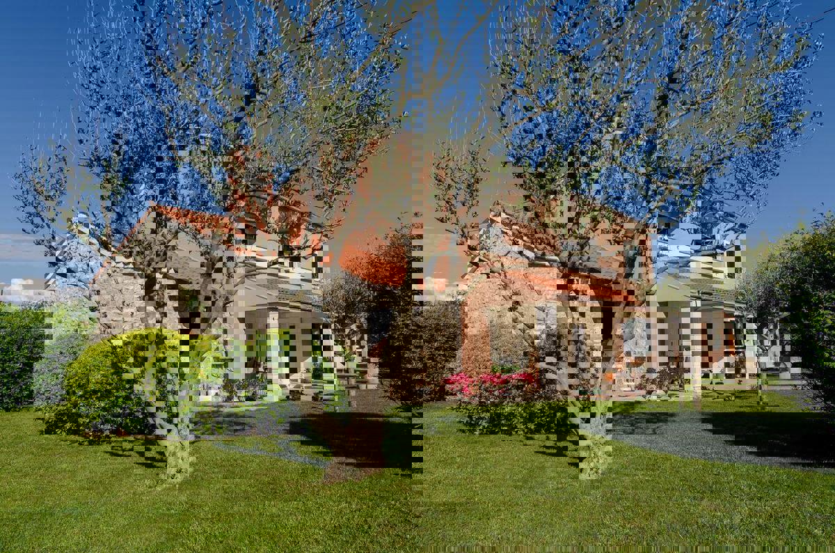 Nin centro - casa su un grande terreno