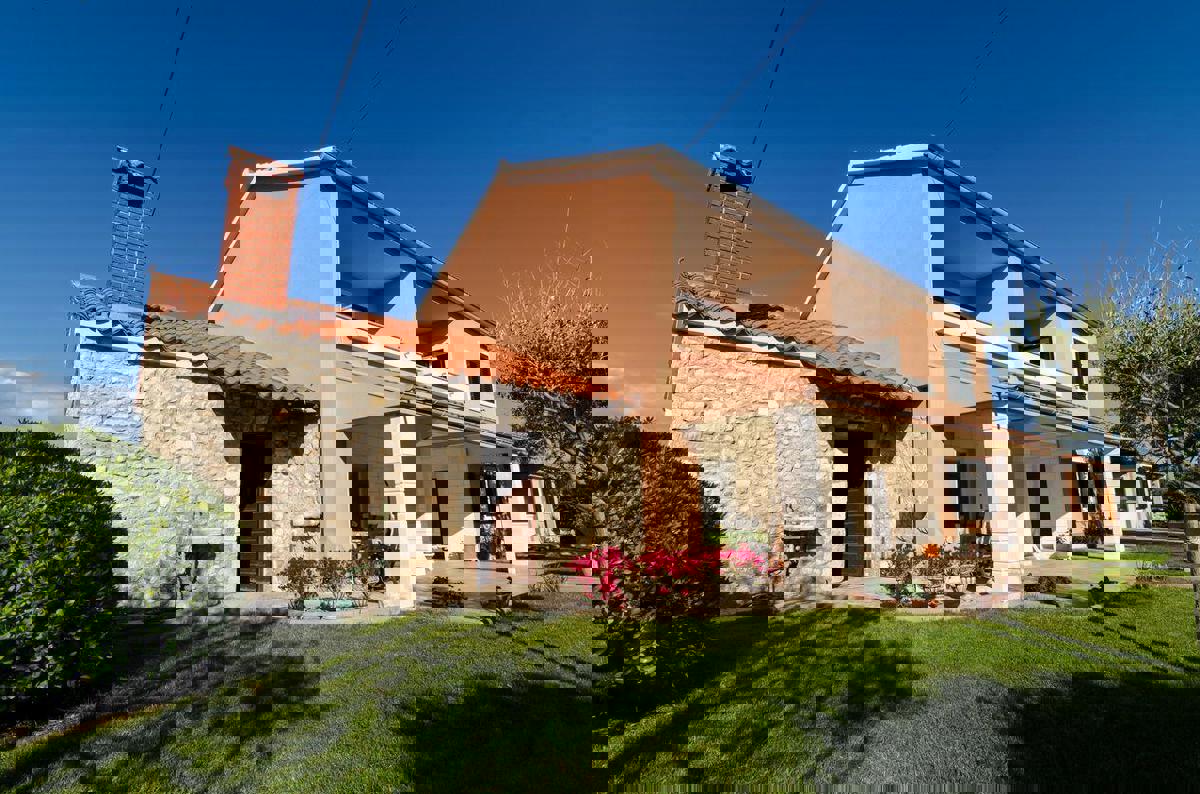 Nin centro - casa su un grande terreno