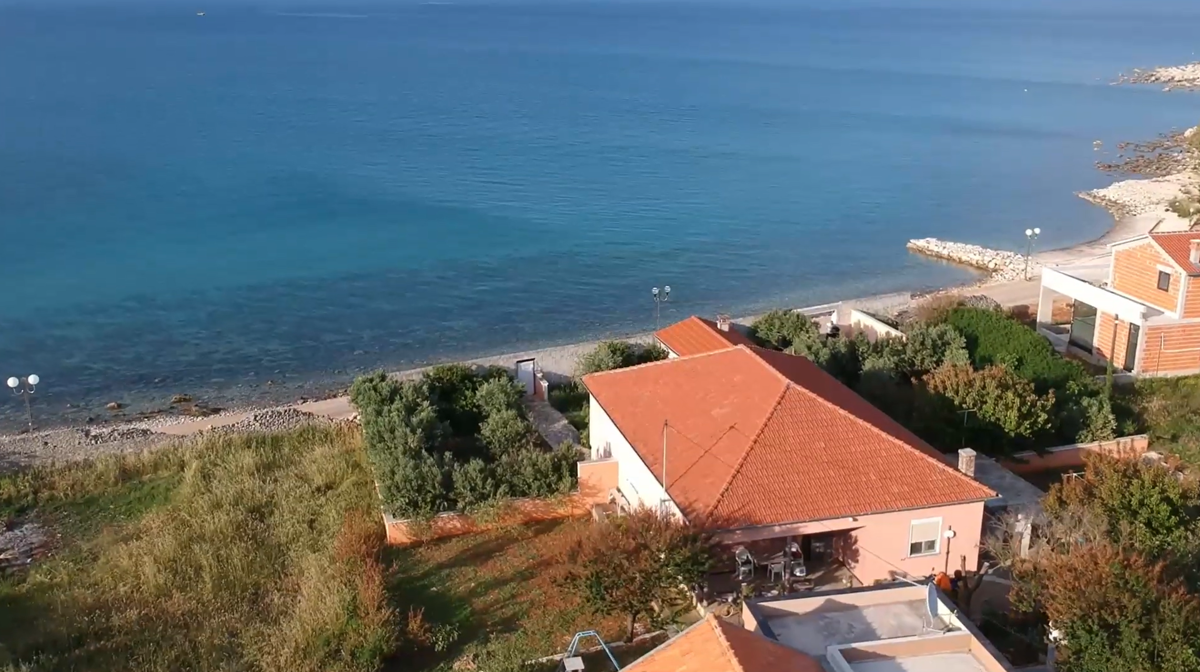 Casa in prima fila sul mare con vista aperta sul mare