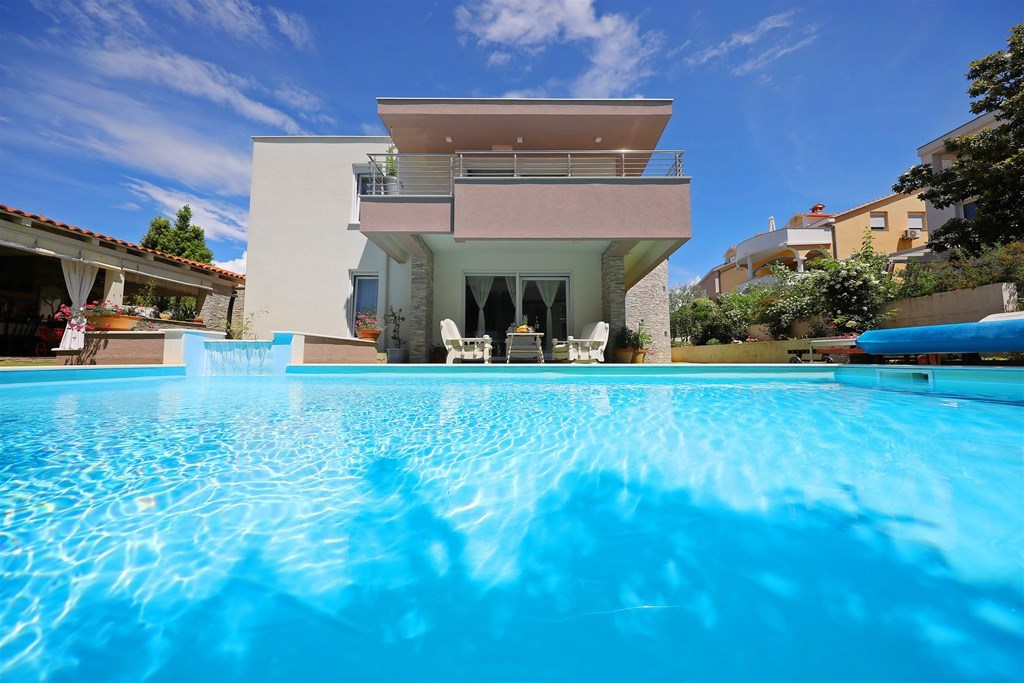 Due case moderne plurifamiliari con piscina e sauna a Zara