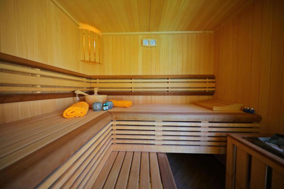 Due case moderne plurifamiliari con piscina e sauna a Zara