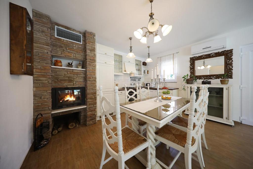 Due case moderne plurifamiliari con piscina e sauna a Zara