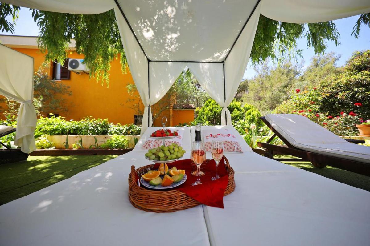 Due case moderne plurifamiliari con piscina e sauna a Zara