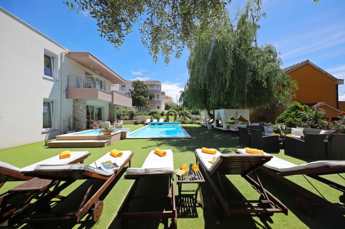 Due case moderne plurifamiliari con piscina e sauna a Zara